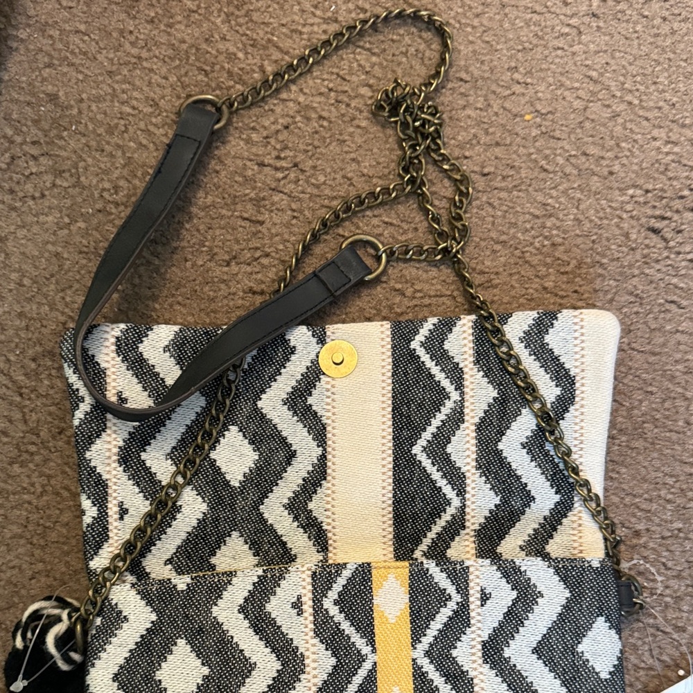 Geometric Patterned Clutch with Tassel / cross - Picture 3 of 5